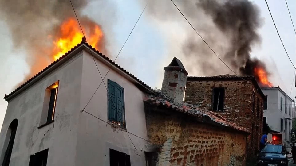 Λέσβος: Πυρκαγιά σε διπλοκατοικία στον Παλαιόκηπο – Δείτε το βίντεο